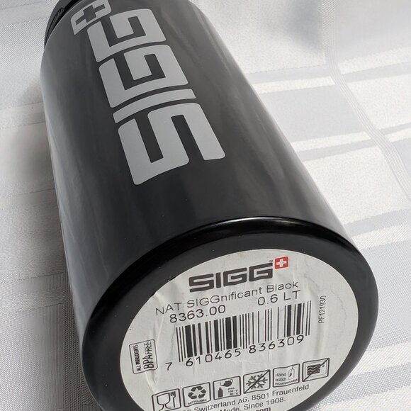 SIGG SWISS MADE METAL WATER BOTTLE SPORTS 0.6 LT BLACK AND WHITE LIDDED SPORTS - Picture 8 of 12